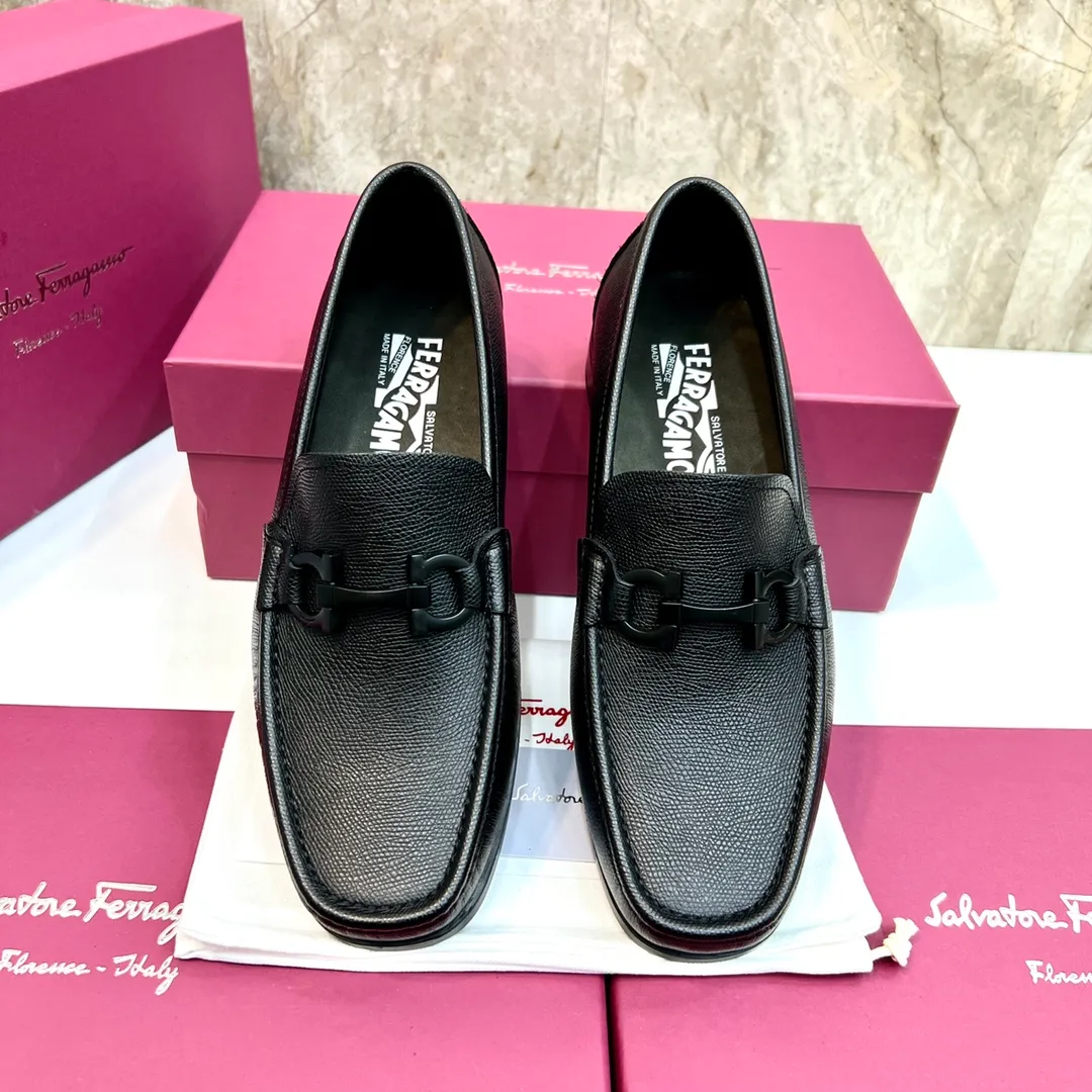 Original quality P780 Brand: Ferragamo Standard size: Men's size 39–44 (38.45 can be customized) Grade: Same style as the official website High-quality men's shoes Material: Customized first-layer calfskin with water-dyed cowhide lining Cowhide tiptoe Original non-slip and wear-resistant rubber outsole Style category: Men's formal business leather shoes are young and fashionable European and American trends British style Casual matching and comfortable feet Color: actual picture
